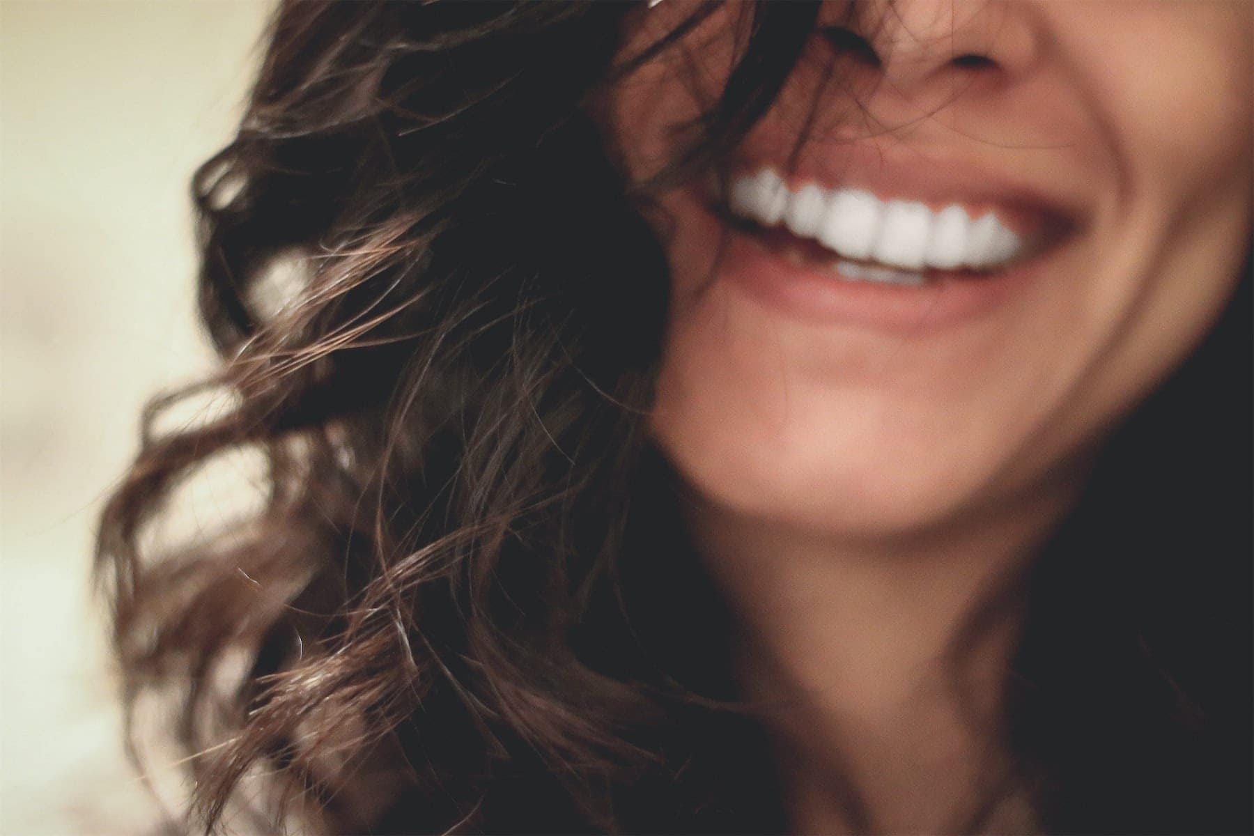 kvinde smiler
